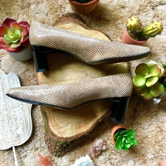 {Stuart Weitzman} Tan Snakeskin Black Heel Pumps - Picture 3 of 8